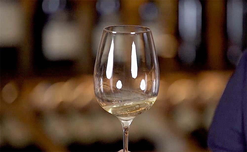 Catar un vino espumoso Chardonnay en tres copas diferentes