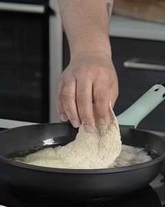 Cachopo de lubina de Ángel León con queso Payoyo, jamón serrano y huevo frito, receta trampantojo para niños.