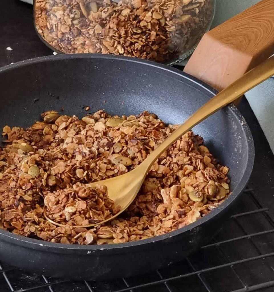 Hacer granola casera de avena y semillas en sartén Oh'Blog