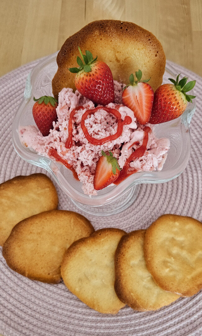 Helado de fresa casero con tejas de almendras