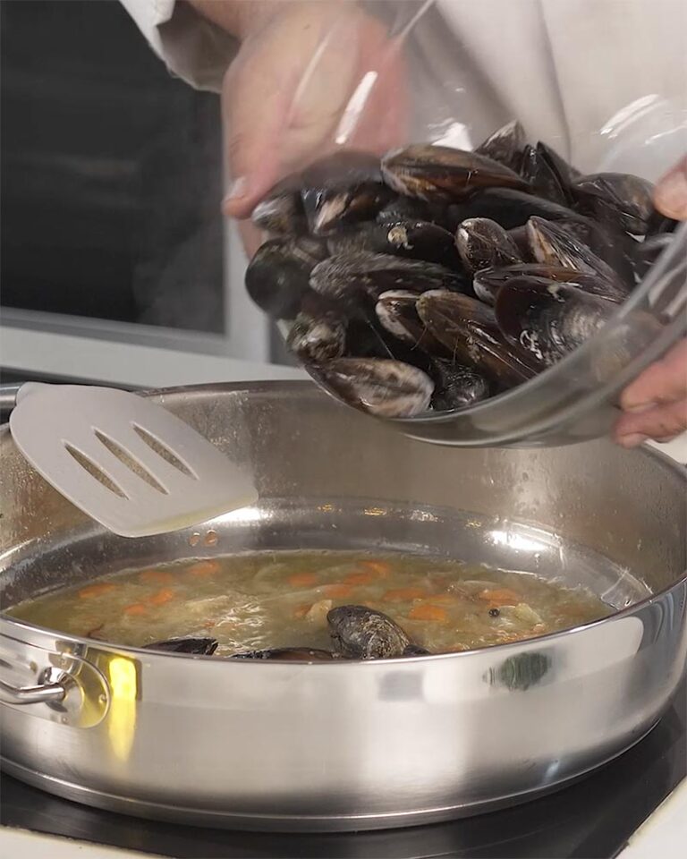 Preparación de los mejillones en escabeche