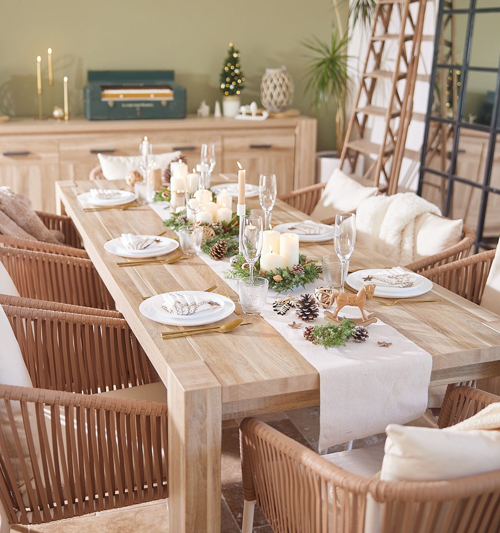 Menaje de mesa elegante con vajilla verde y crema, cristalería sencilla y accesorios para el hogar, con detalles naturales para un estilo acogedor