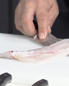 Cachopo de lubina de Ángel León con queso Payoyo, jamón serrano y huevo frito, receta trampantojo para niños.