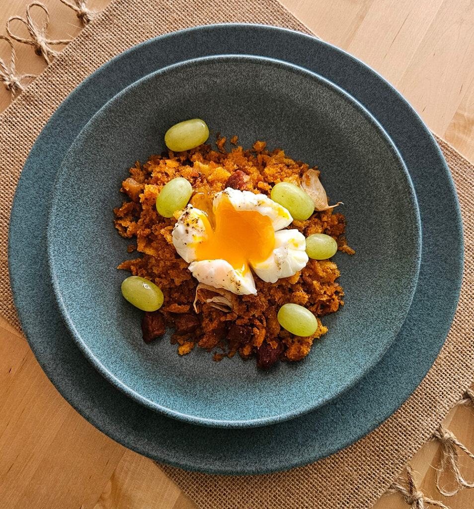 Migas con uvas y huevo poché: sabor y tradición