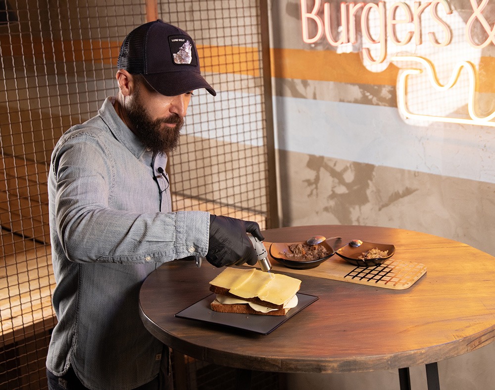 Philadelphia Cheesesteak con carrilleras de cerdo, queso fundido y brioche en hamburguesería gourmet