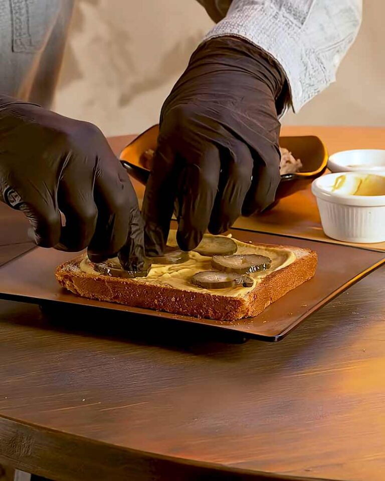preparación del sandwich cubano gourmet