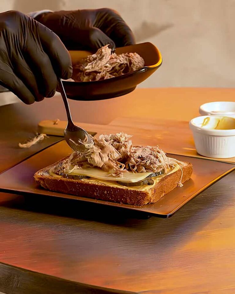 preparación del sandwich cubano gourmet