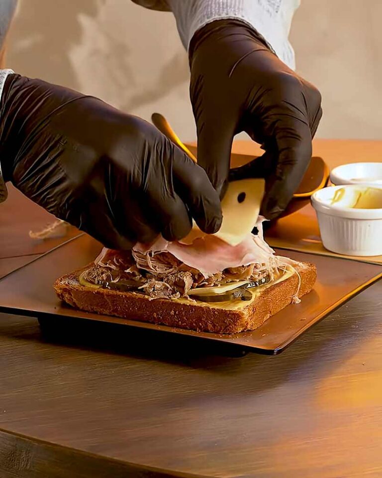 preparación del sandwich cubano gourmet