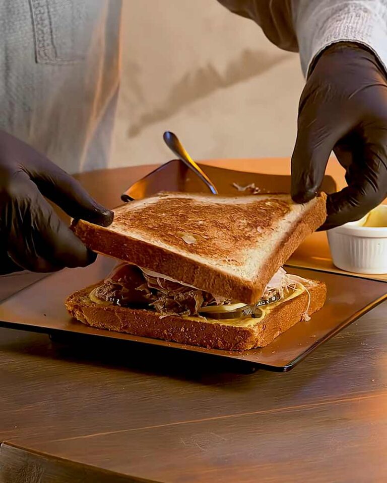 preparación del sandwich cubano gourmet