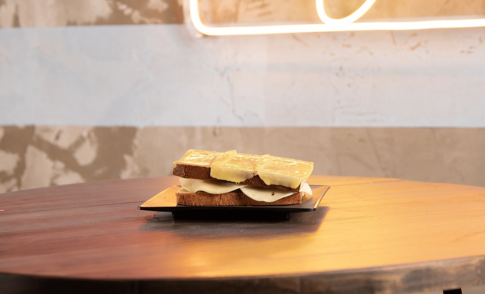 Philadelphia Cheesesteak con carrilleras de cerdo, queso fundido y brioche en hamburguesería gourmet