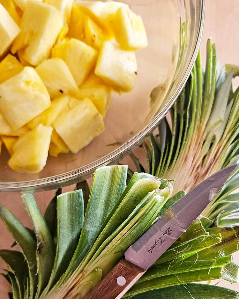 Sopa de yogur griego con piña a la plancha