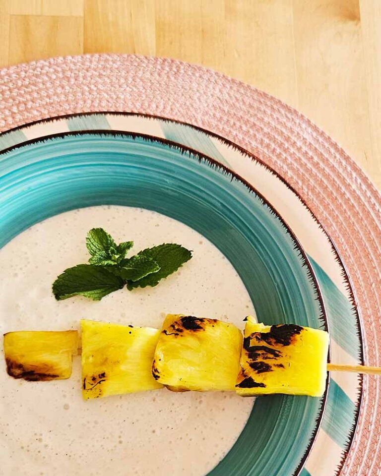 Sopa de yogur griego con piña a la plancha