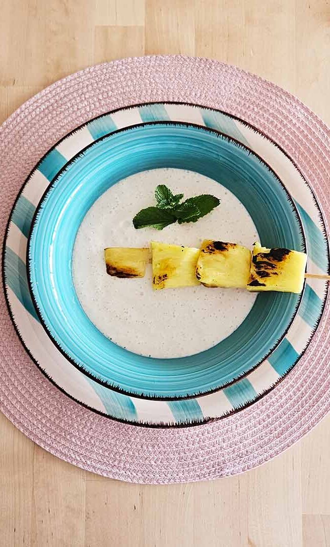 Sopa de yogur griego con piña a la plancha