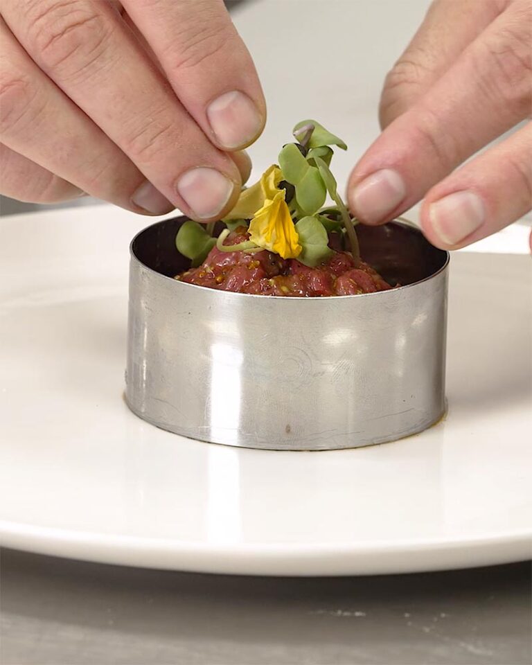 Prepara Steak tartar de Mario Sandoval **Michelin