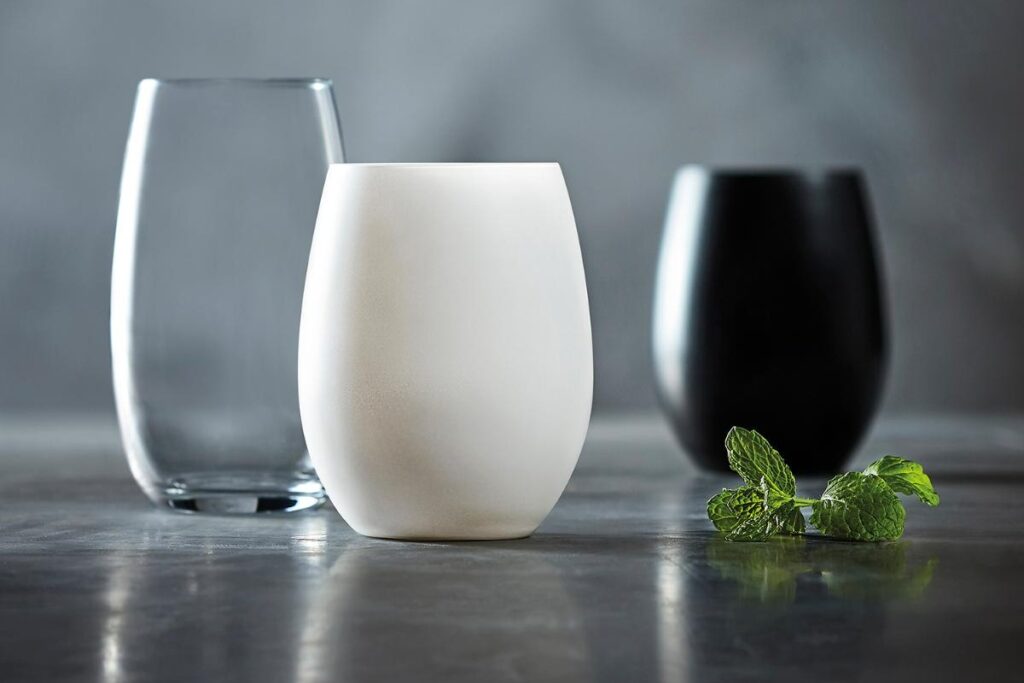 3 vasos para hosteleria, blanco, negro y transparente