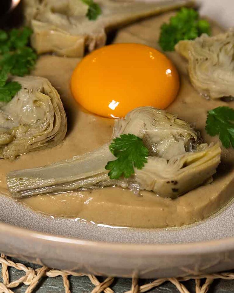 Receta de Yema de huevo con alcahofa y puré de berenjena